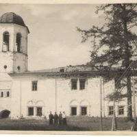 Долгие годы до постройки нового типового здания школа в Ошевенске размещалась на территории Александро-Ошевенского монастыря.