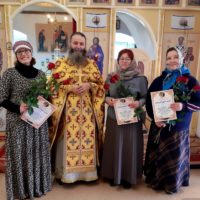 Игумен Феодосий поблагодарил учителей Ошевенской школы за активное участие в богослужебной жизни монастыря.