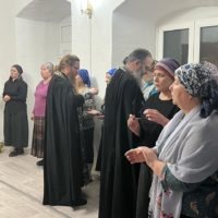 Таинство Елеосвящения было совершено в Никольском храме обители.