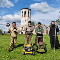 Братия активно отдыхает.