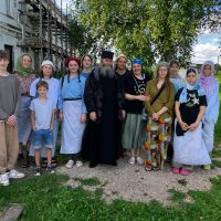 Московские школьники потрудились в монастыре.